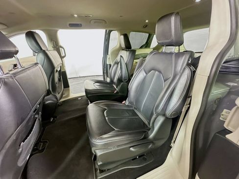 Used 2022 Chrysler Pacifica Touring-L FWD image 15