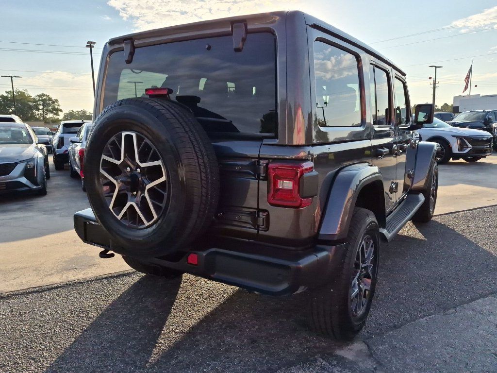 Used 2026 Jeep Wrangler Unlimited Sahara AWD/4WD image 4