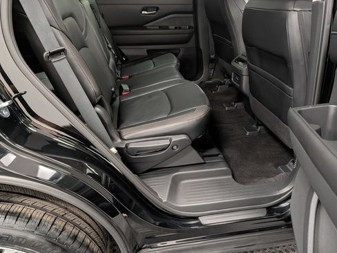 Used 2023 Nissan Pathfinder SL AWD/4WD image 34
