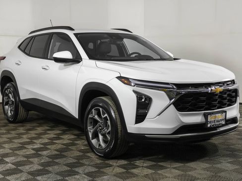 Used 2024 Chevrolet Trax LT w/ Driver Confidence Package image 13