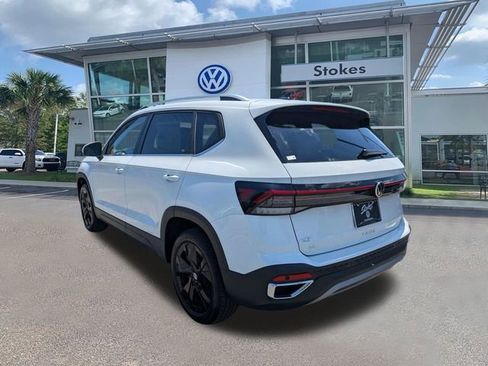 New 2026 Volkswagen Taos SE FWD image 6