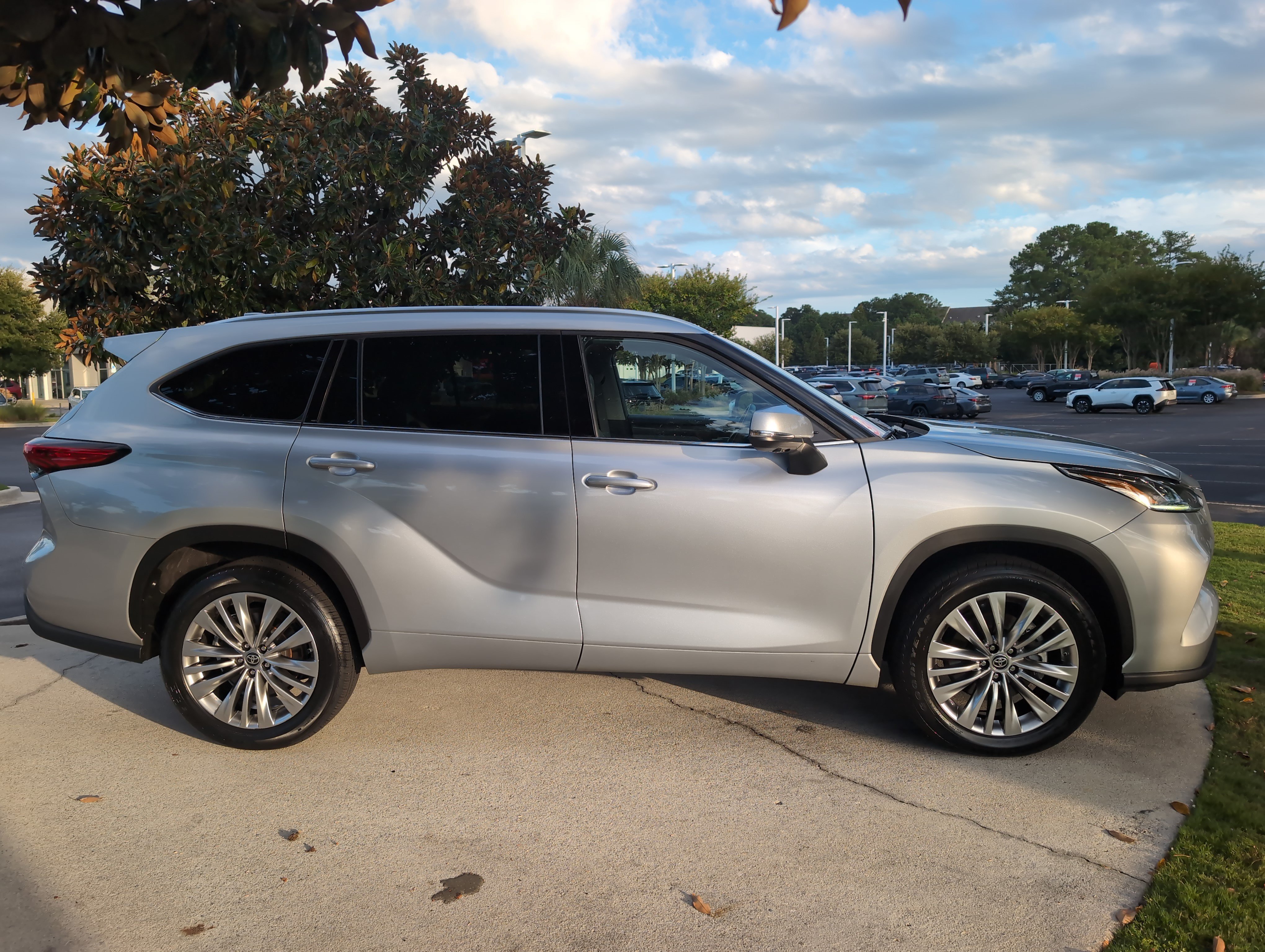 Used 2023 Toyota Highlander Platinum FWD image 11