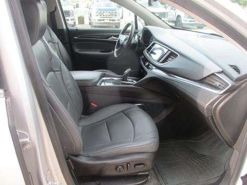 Used 2020 Buick Enclave Essence FWD image 12