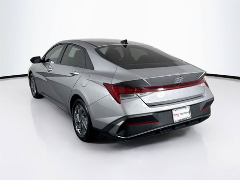 Used 2025 Hyundai Elantra Hybrid FWD image 10