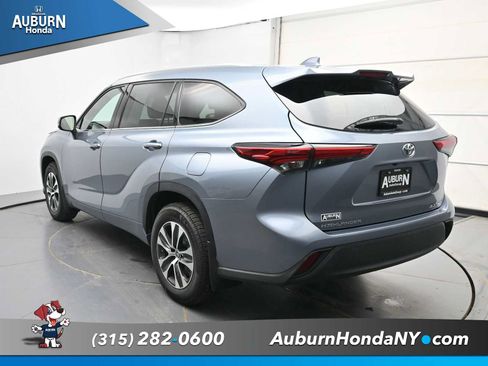 Used 2022 Toyota Highlander XLE AWD/4WD image 16