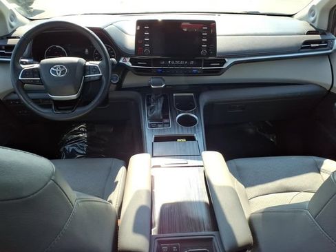 Certified 2022 Toyota Sienna Limited AWD/4WD image 14