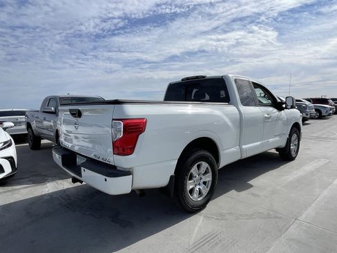Used 2018 Nissan Titan SV w/ SV Convenience Package image 2