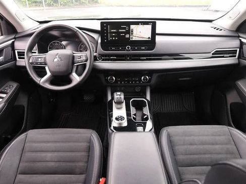 Used 2025 Mitsubishi Outlander AWD image 22