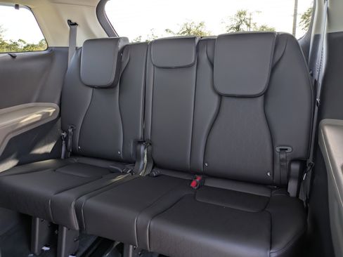 New 2026 Kia Carnival EX image 16