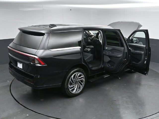 Certified 2025 Lincoln Navigator Reserve AWD/4WD image 60