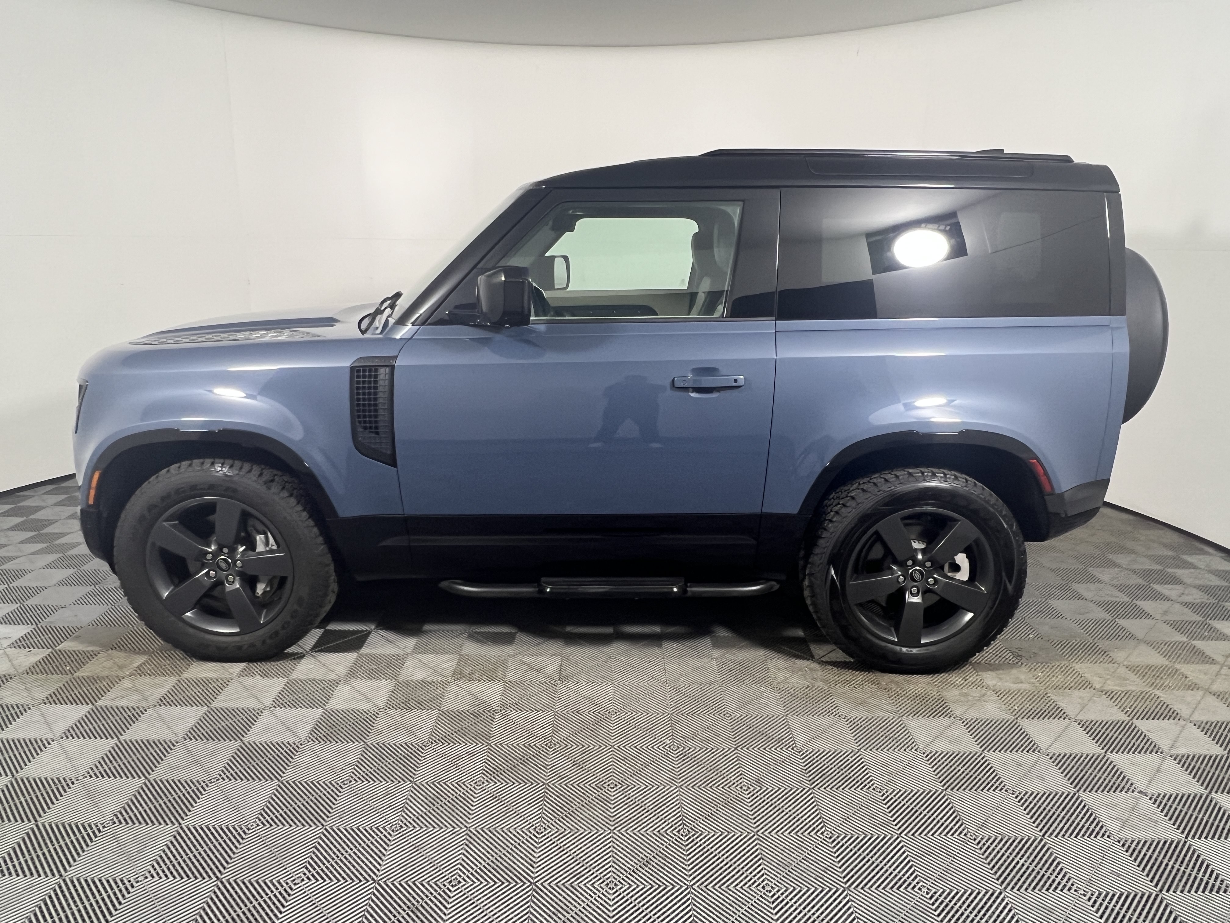 Used 2022 Land Rover Defender 90 X-Dynamic SE AWD/4WD image 2