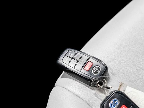 Certified 2026 Toyota Sienna XLE FWD image 29