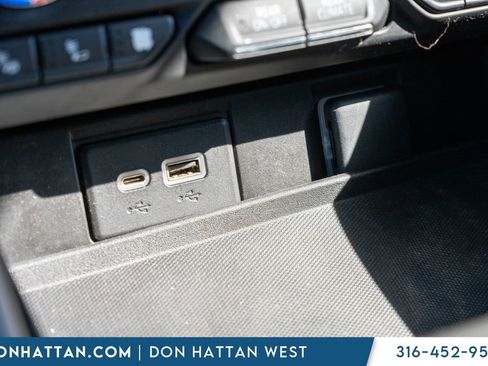 Used 2023 GMC Yukon XL SLT image 13