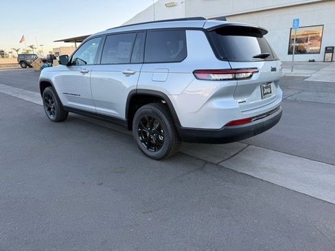 New 2025 Jeep Grand Cherokee L Laredo image 4