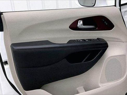 Used 2020 Chrysler Pacifica Limited image 21