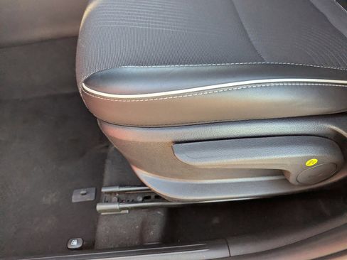 Used 2023 Hyundai Venue Limited FWD image 13