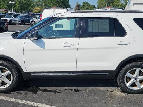 Used 2017 Ford Explorer XLT w/ Equipment Group 202A image 4