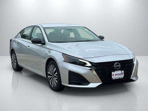 Used 2025 Nissan Altima 2.5 SV FWD image 3
