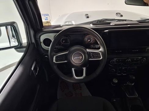 Used 2024 Jeep Wrangler Unlimited Sahara image 12