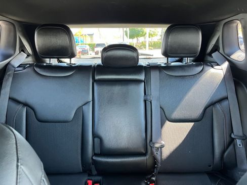 Used 2025 Jeep Compass Trailhawk AWD/4WD image 38