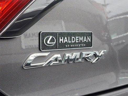 Used 2015 Toyota Camry LE image 29