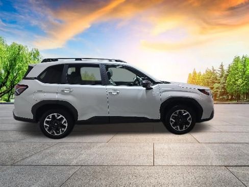 Certified 2025 Subaru Forester Premium AWD/4WD image 3