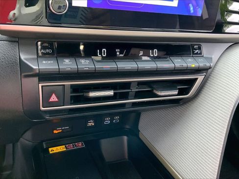 Used 2025 Toyota Camry SE w/ Convenience Package image 32