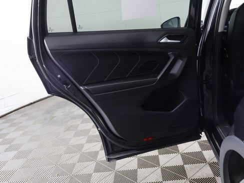 Used 2022 Volkswagen Tiguan SE w/ Panoramic Sunroof Package image 24