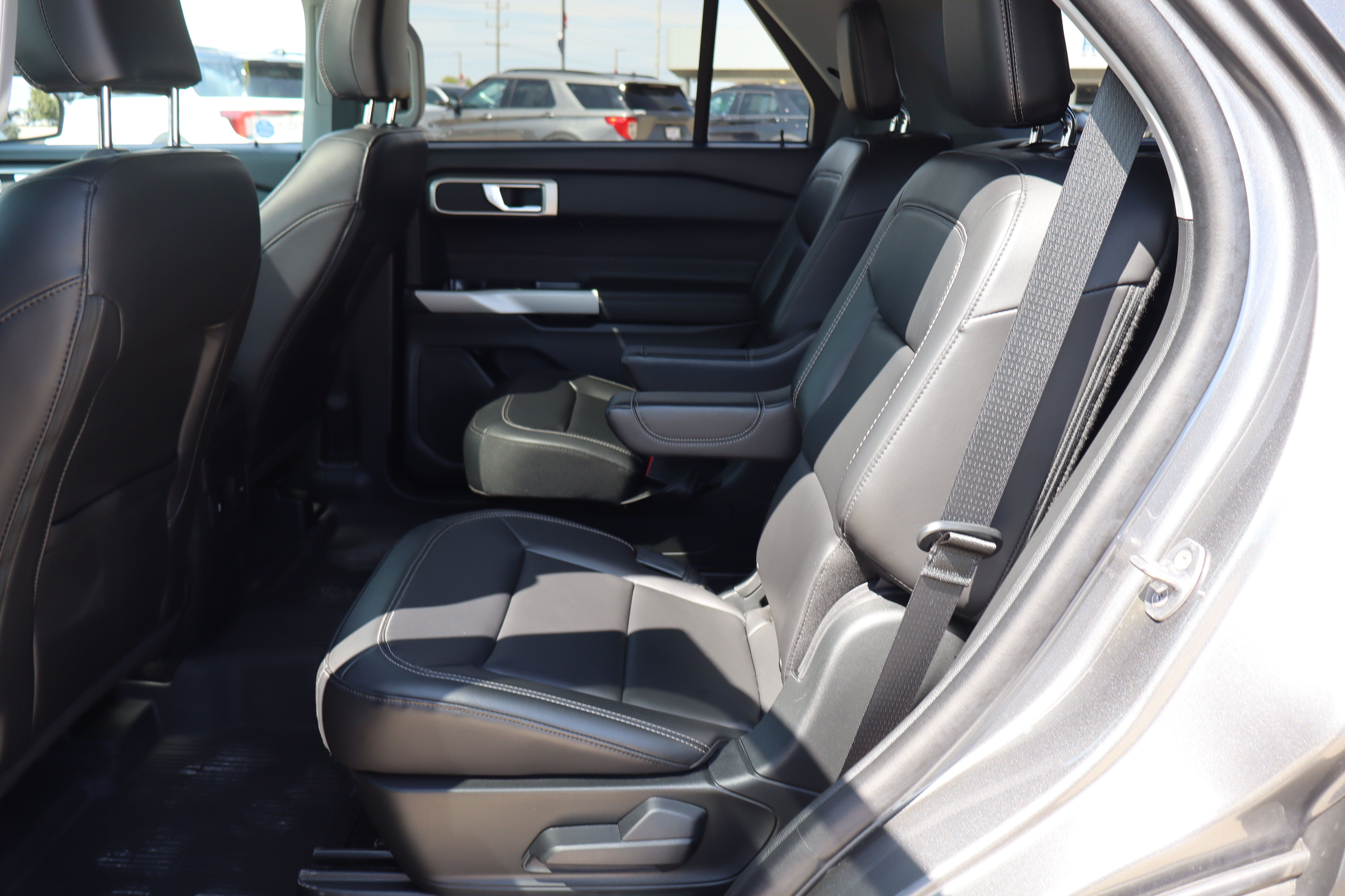 Used 2024 Ford Explorer XLT w/ Equipment Group 202A AWD/4WD image 10