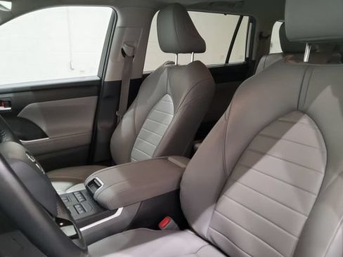 Used 2020 Toyota Highlander XLE AWD/4WD image 12