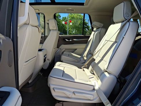 Used 2021 GMC Yukon Denali w/ Denali Premium Package AWD/4WD image 10