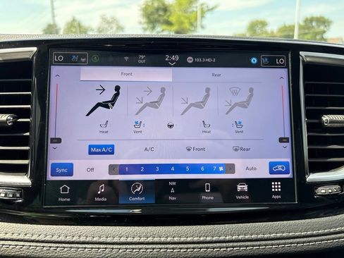 Used 2025 Chrysler Pacifica Limited FWD image 39