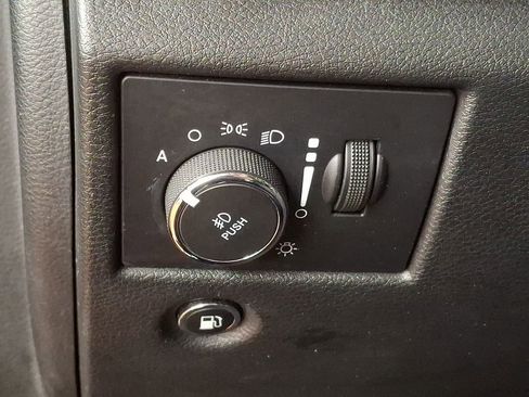 Used 2018 Jeep Grand Cherokee Limited image 22