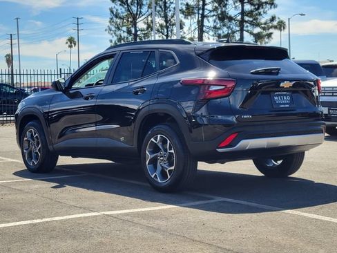 Used 2024 Chevrolet Trax LT FWD image 3