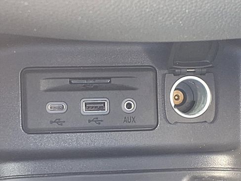 Used 2023 Chevrolet Equinox Premier image 7