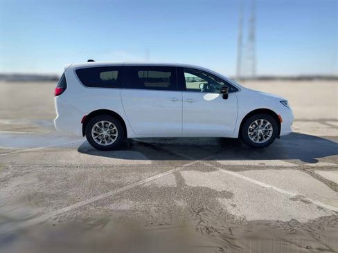 New 2026 Chrysler Pacifica Limited image 14