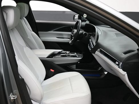 Used 2024 Cadillac Lyriq Luxury AWD/4WD image 39