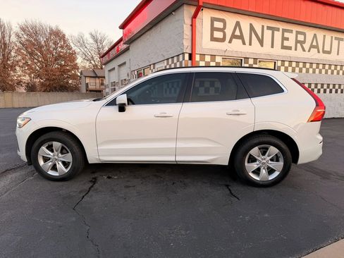 Used 2022 Volvo XC60 B5 Momentum image 2