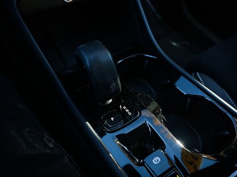 Used 2025 Volvo XC40 B5 Plus image 24