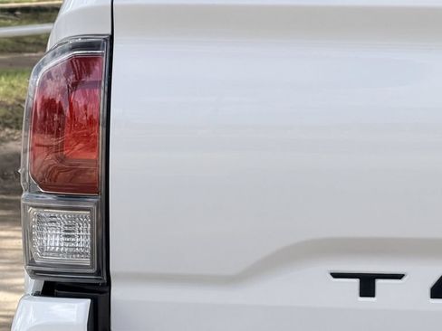 Used 2022 Toyota Tacoma TRD Sport w/ Technology Package RWD image 9