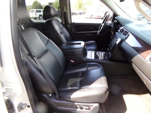 Used 2013 GMC Yukon XL Denali image 36