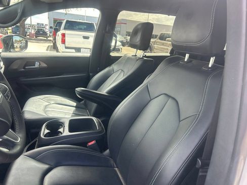 Used 2025 Chrysler Pacifica Select FWD image 6