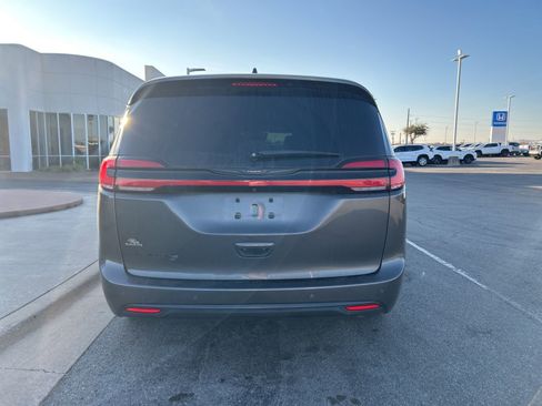 Used 2022 Chrysler Pacifica Touring-L w/ S Appearance Package image 7