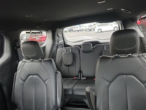 Used 2020 Chrysler Pacifica Touring-L Plus w/ S Appearance Package image 24