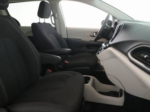 Used 2024 Chrysler Voyager LX image 32