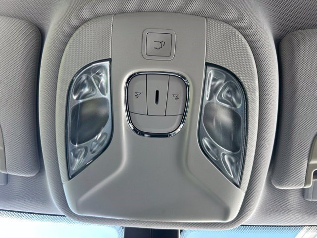 Used 2018 Jeep Compass Latitude FWD image 36