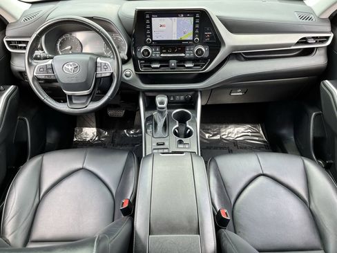 Used 2022 Toyota Highlander XLE AWD/4WD image 9