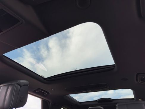 Used 2023 Land Rover Discovery S R-Dynamic image 12