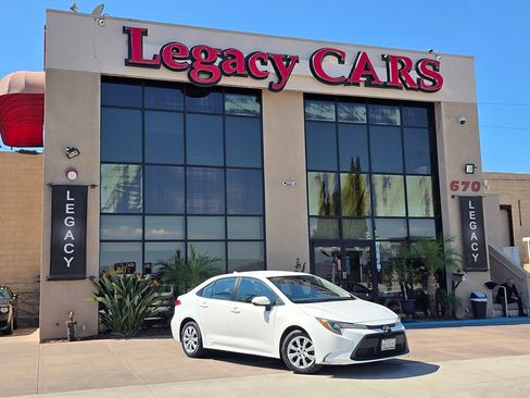 Used 2022 Toyota Corolla LE image 2