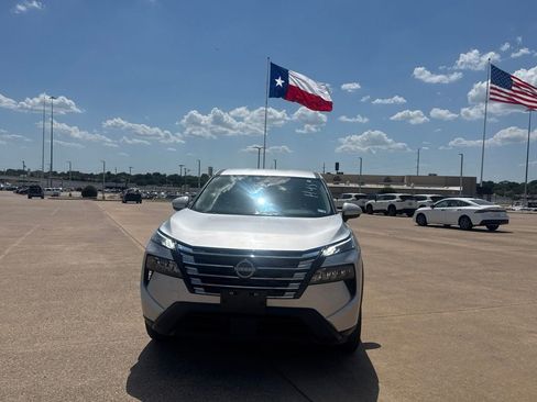 Certified 2025 Nissan Rogue SV FWD image 5